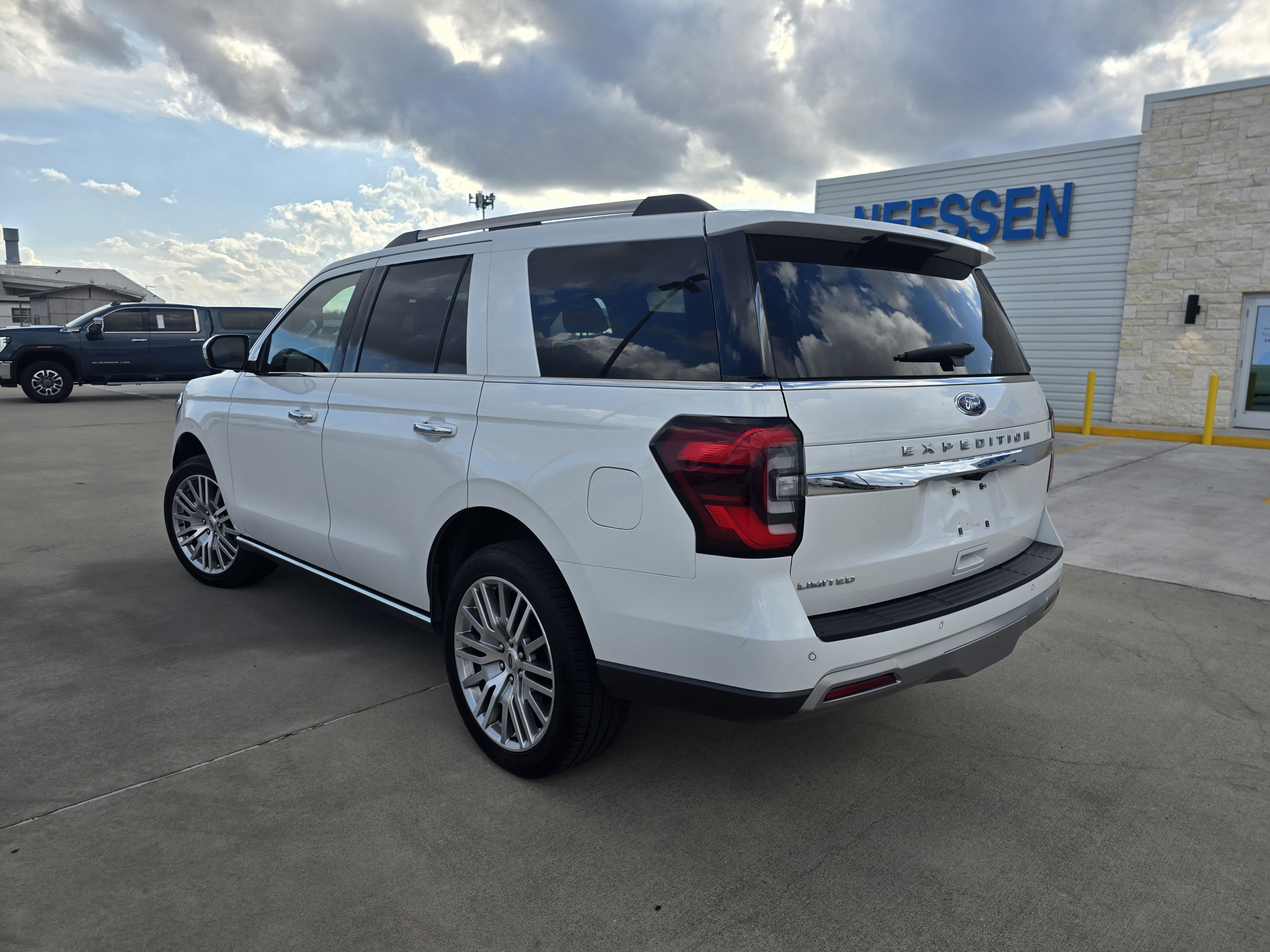 Used 2024 Ford Expedition Limited image 5