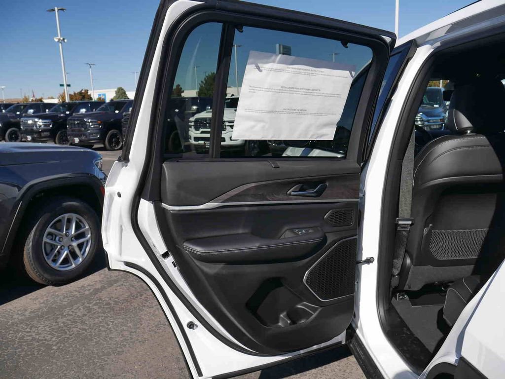 New 2025 Jeep Grand Cherokee Limited w/ Luxury Tech Group II image 11