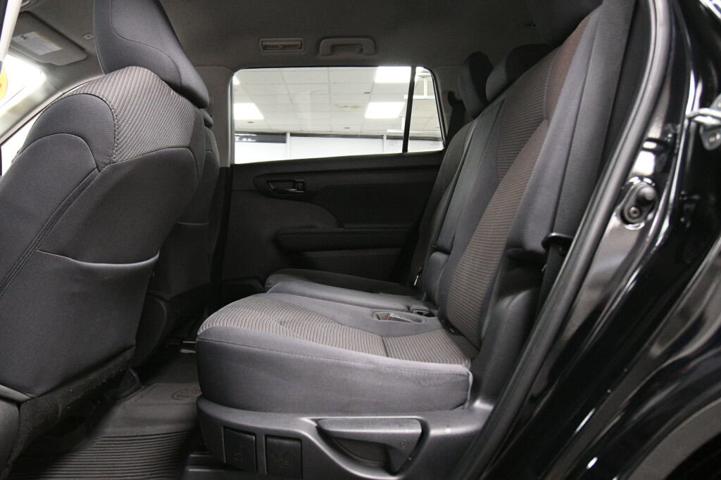 Certified 2023 Toyota Highlander L image 18