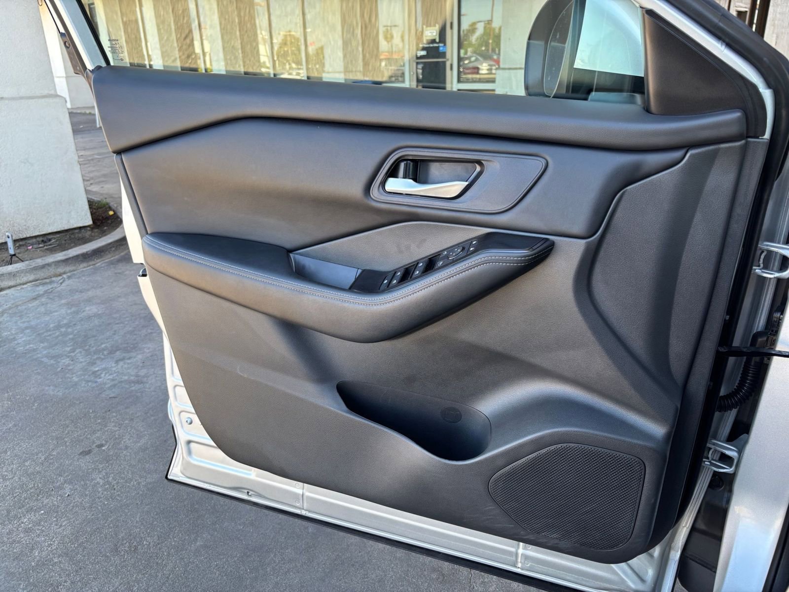 Used 2025 Nissan Rogue SV FWD image 18