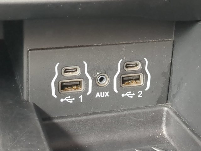 Used 2025 Chrysler Pacifica Limited FWD image 28