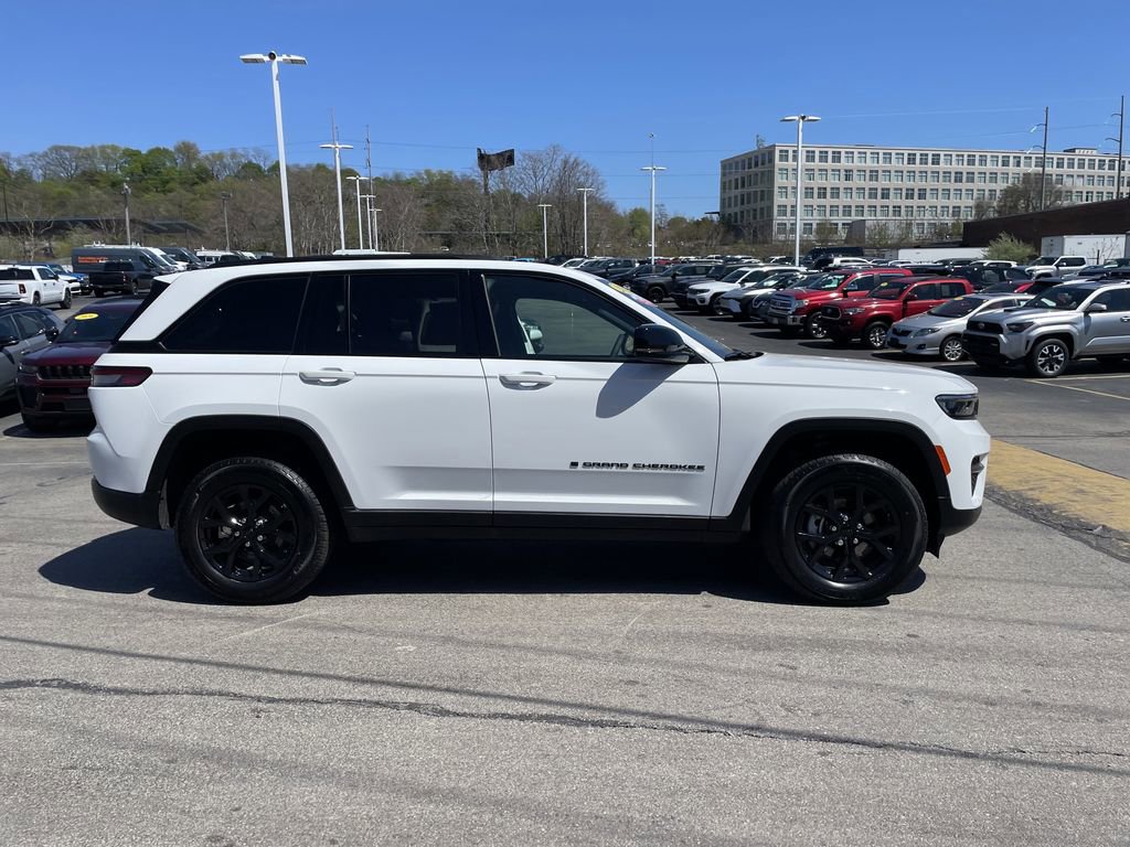 Used 2025 Jeep Grand Cherokee Altitude AWD/4WD image 7