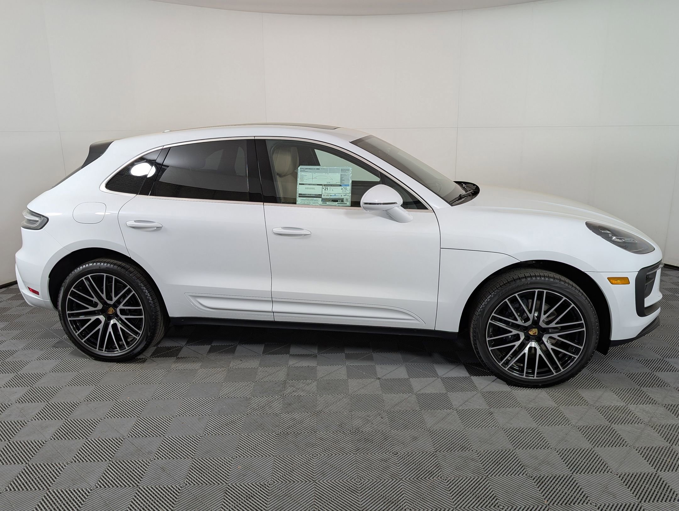 Certified 2025 Porsche Macan image 9