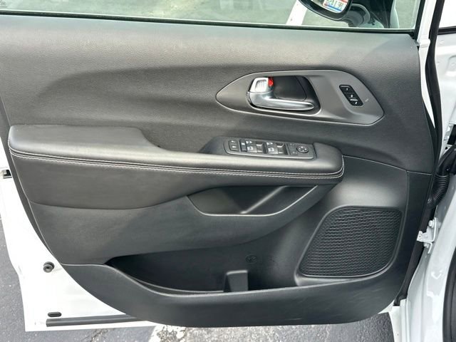 Used 2026 Chrysler Pacifica Select image 11