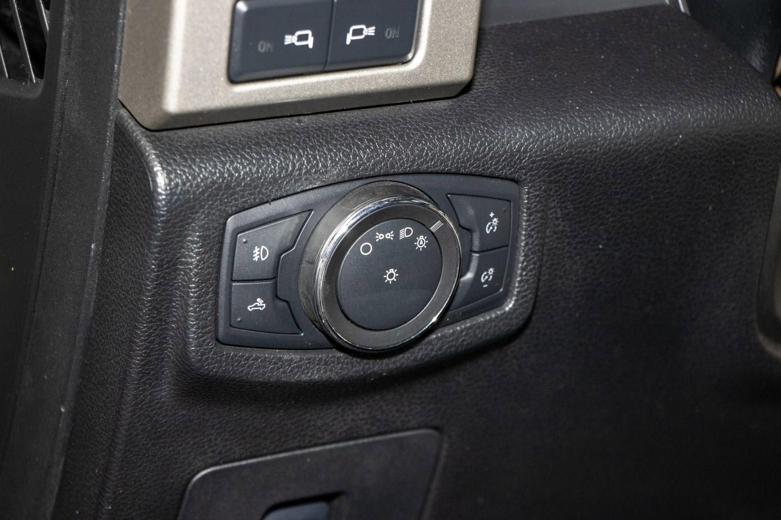 Used 2015 Ford F150 Lariat image 28