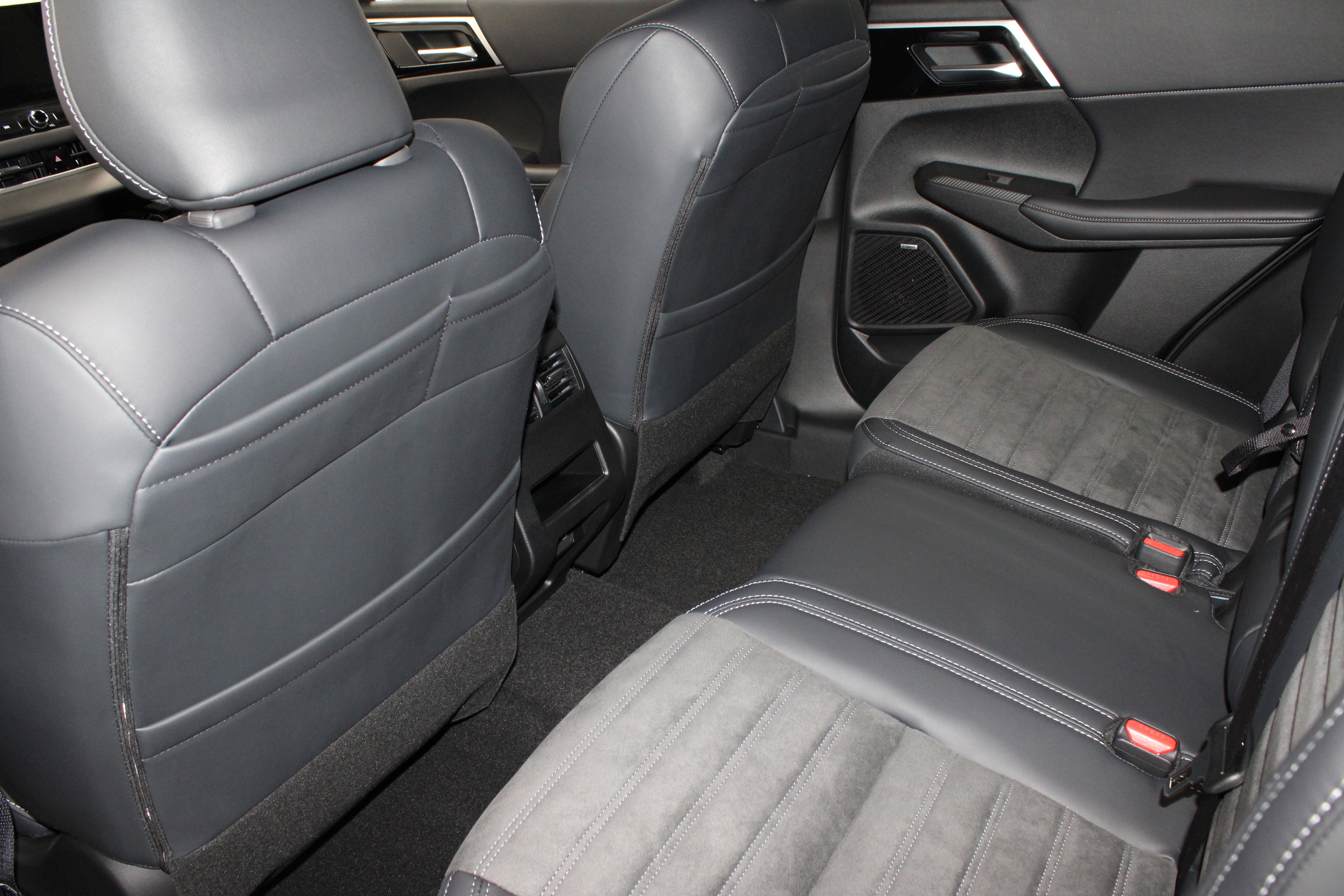 New 2025 Mitsubishi Outlander SE image 13