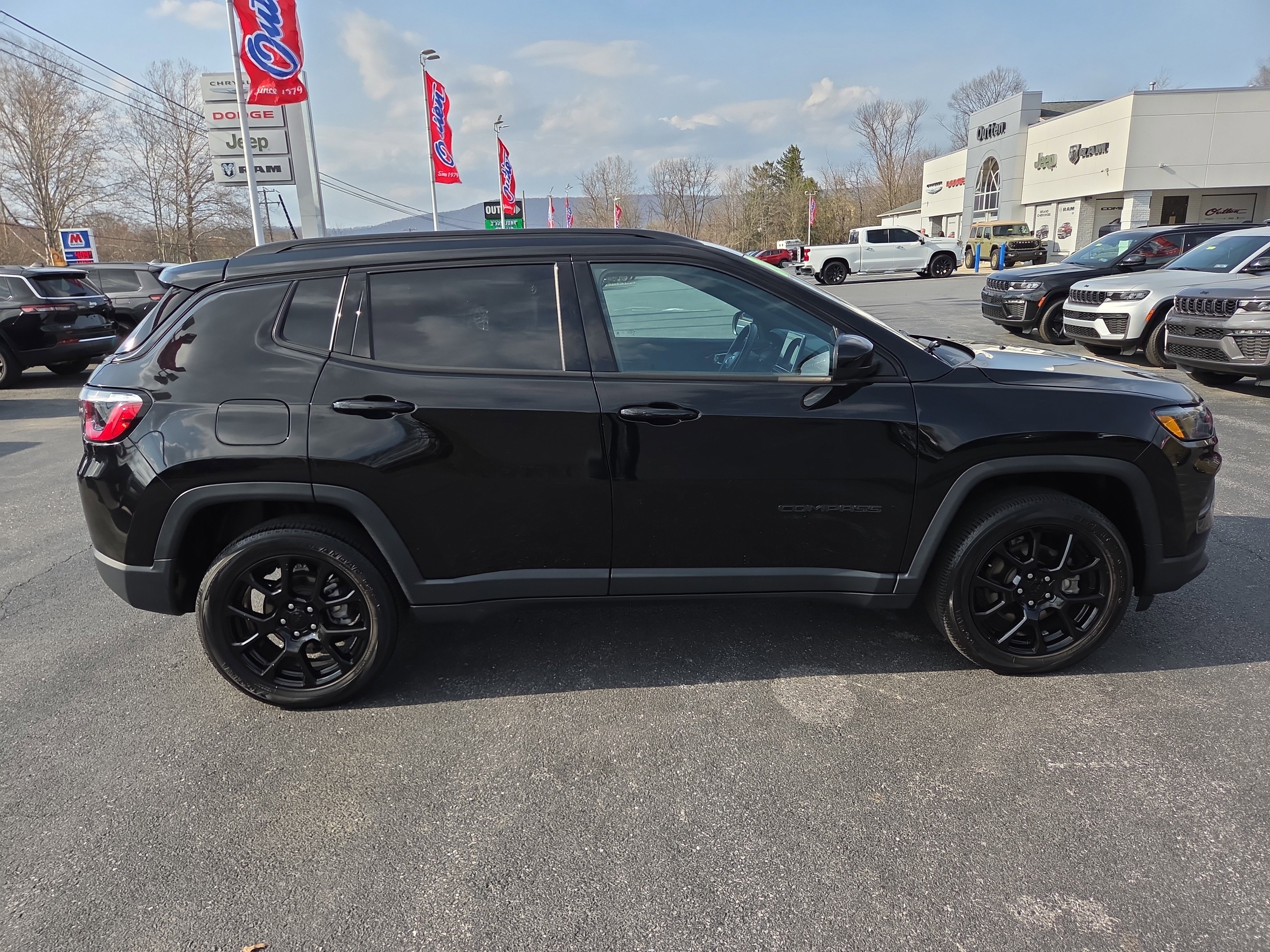Used 2022 Jeep Compass Altitude w/ Convenience Group AWD/4WD image 2