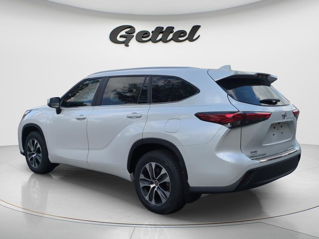 Used 2023 Toyota Highlander XLE image 7