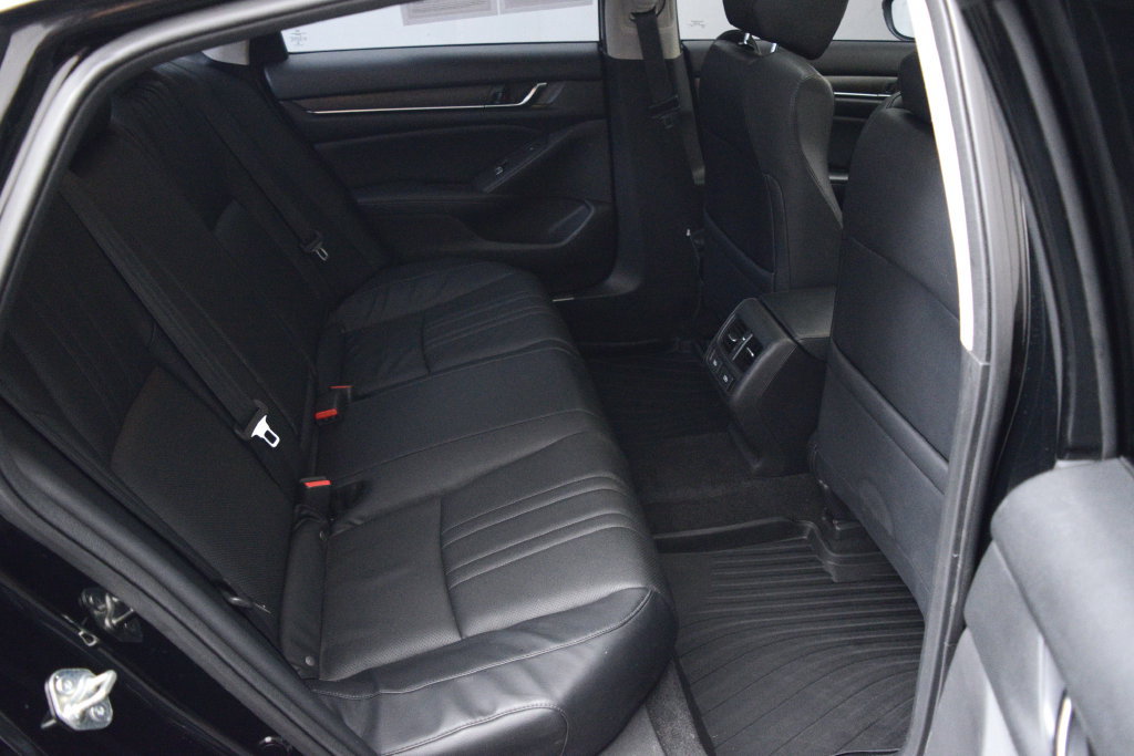 Used 2018 Honda Accord Touring image 15