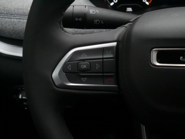 Used 2024 Jeep Compass Latitude w/ Sun and Sound Group image 18