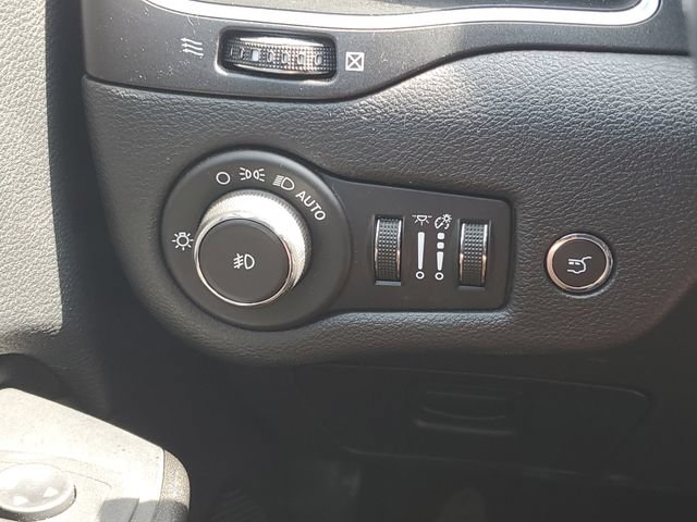 Used 2019 Jeep Cherokee Trailhawk w/ Comfort & Convenience Group AWD/4WD image 20