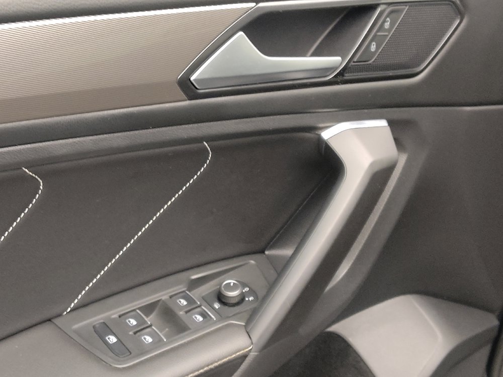 Used 2023 Volkswagen Tiguan SE w/ Panoramic Sunroof Package FWD image 27
