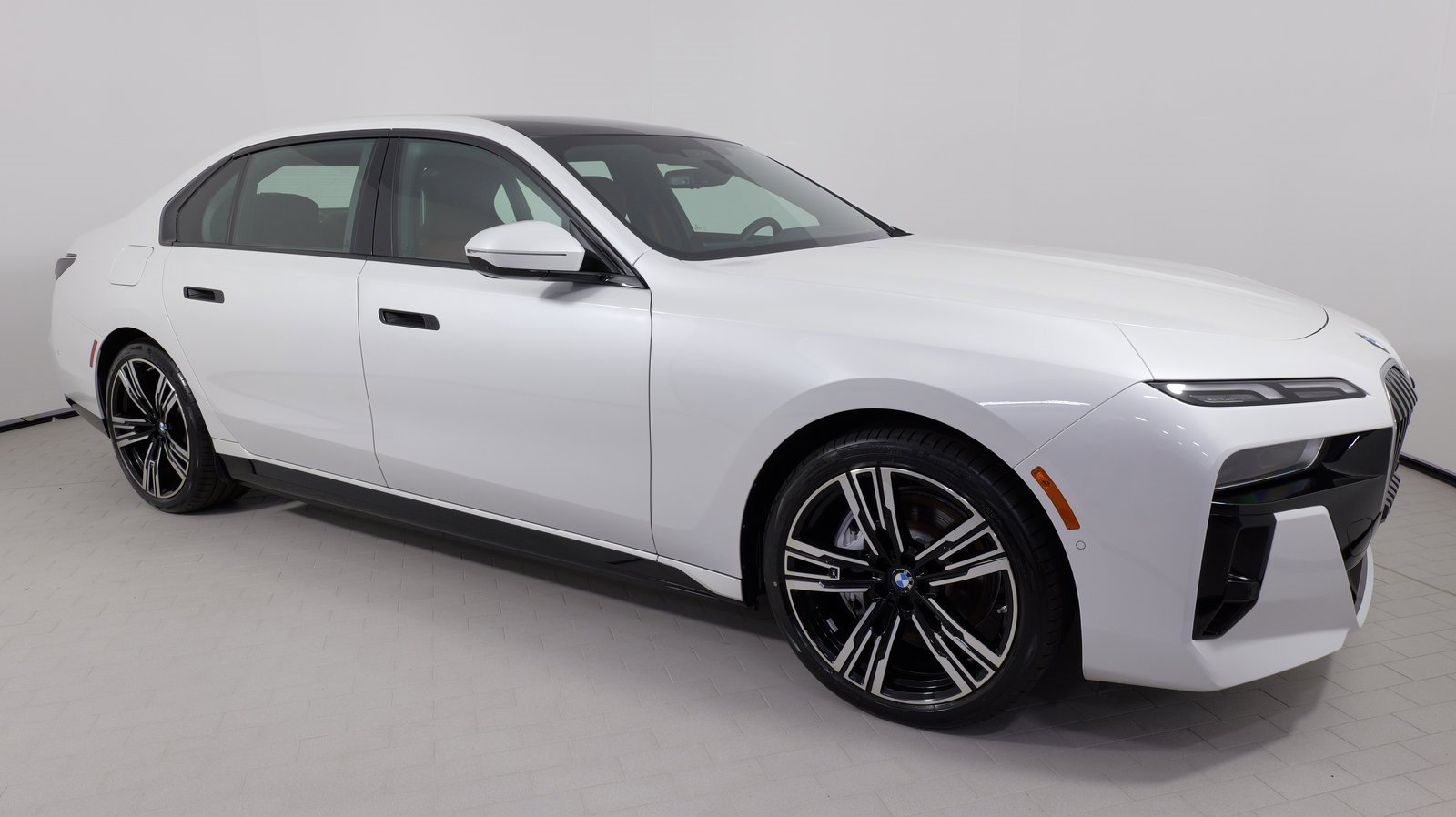 Used 2023 BMW i7 xDrive60 image 9