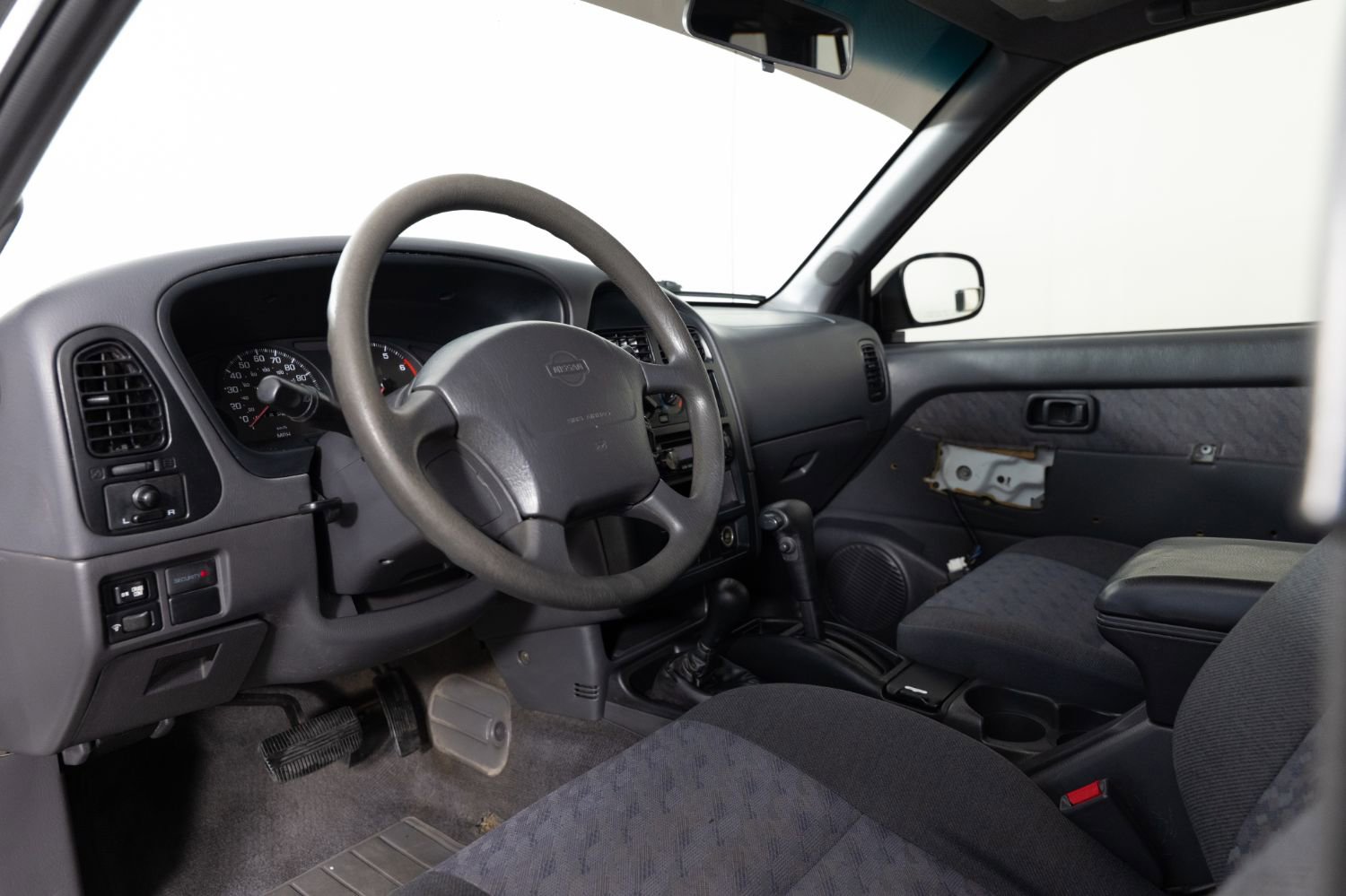 Used 1997 Nissan Pathfinder LE AWD/4WD image 12