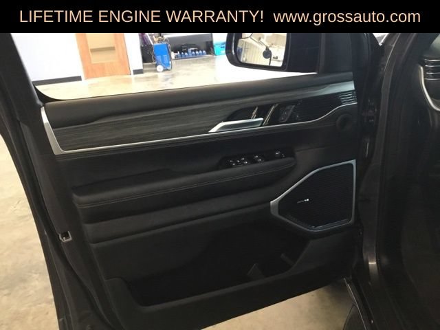 Certified 2024 Jeep Wagoneer L Series II AWD/4WD image 18