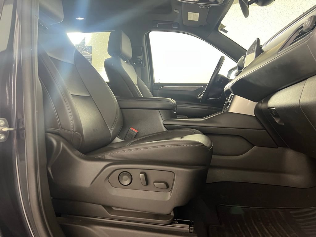 Used 2022 Chevrolet Tahoe Z71 w/ Luxury Package AWD/4WD image 7