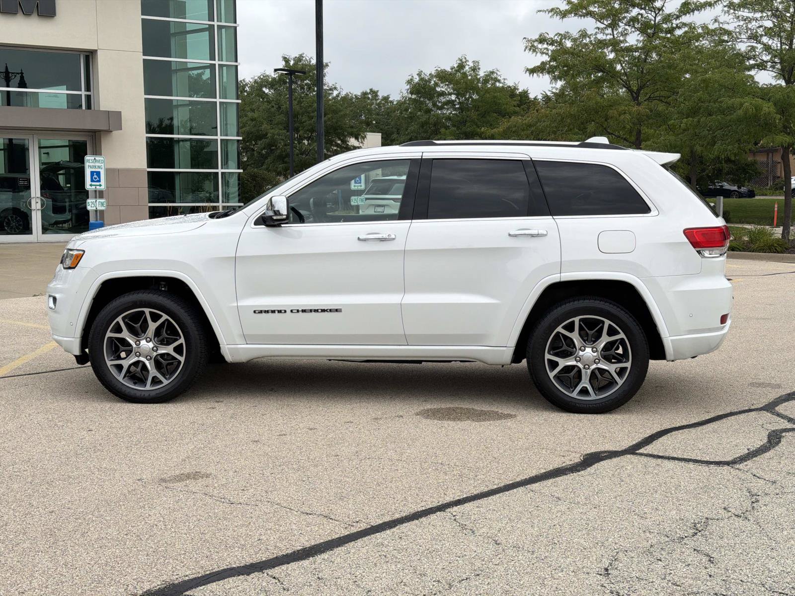 Used 2019 Jeep Grand Cherokee Overland AWD/4WD image 8