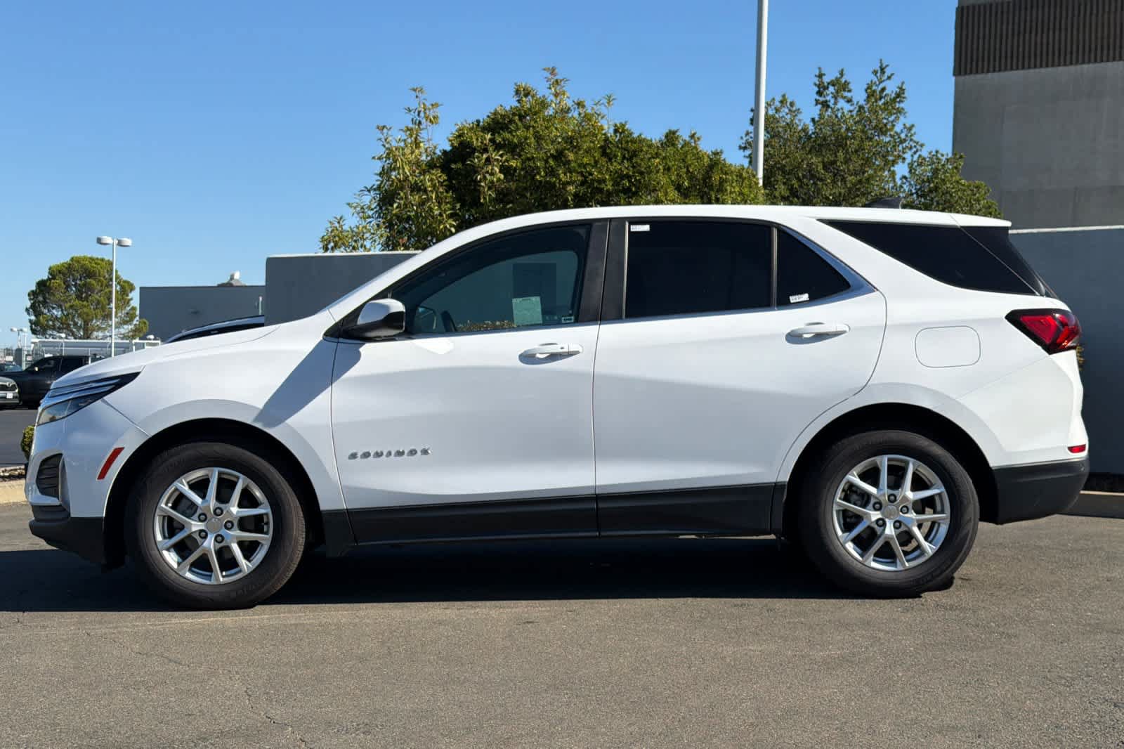 Used 2022 Chevrolet Equinox LT w/ LPO, Floor Liner Package FWD image 9