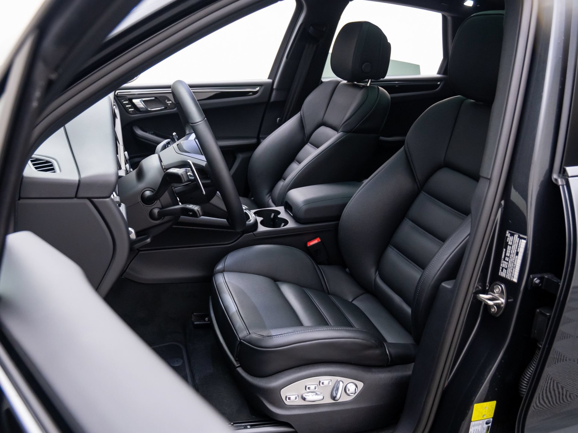Certified 2026 Porsche Macan AWD/4WD image 5