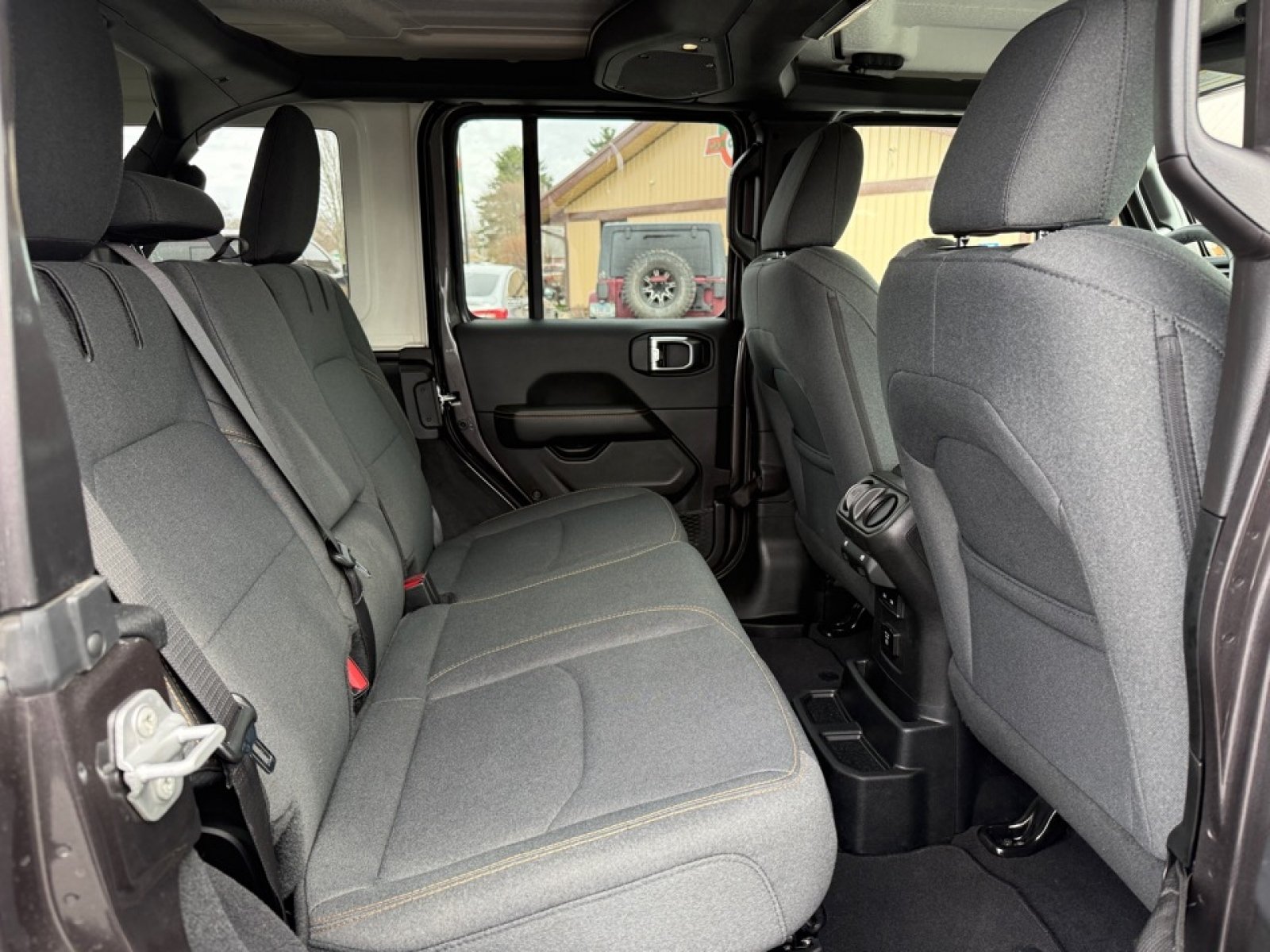 Used 2025 Jeep Wrangler Unlimited Sahara AWD/4WD image 25