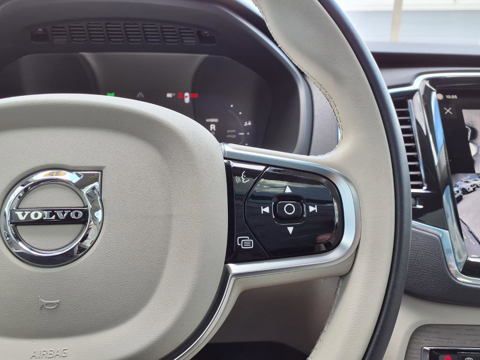 Certified 2025 Volvo XC90 T8 Plus w/ Protection Package Premier AWD/4WD image 28
