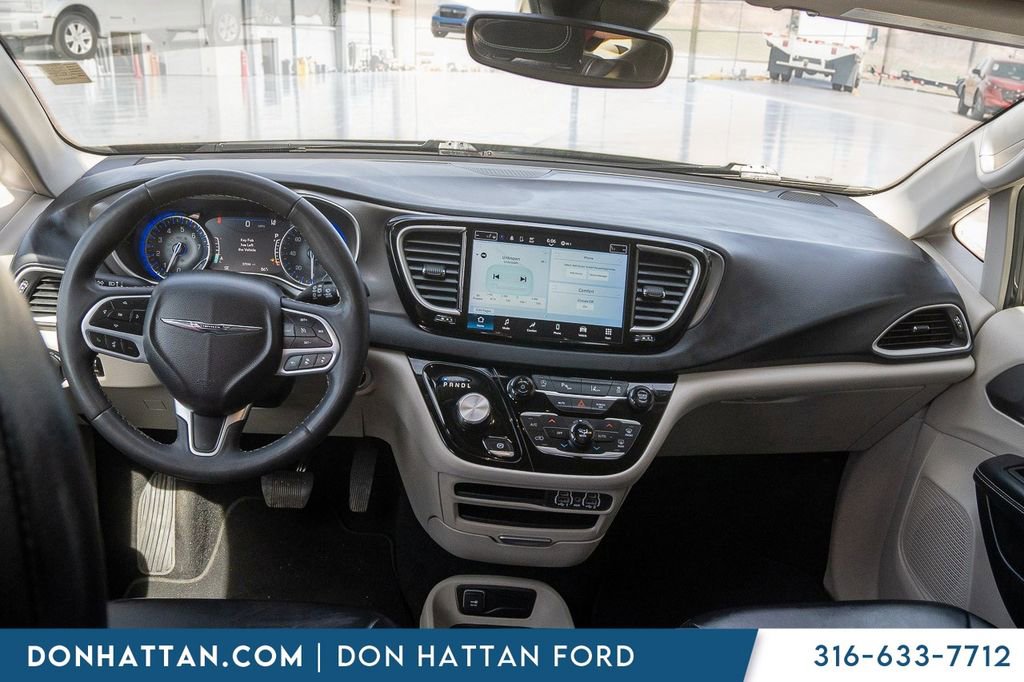 Used 2023 Chrysler Pacifica Touring-L image 4