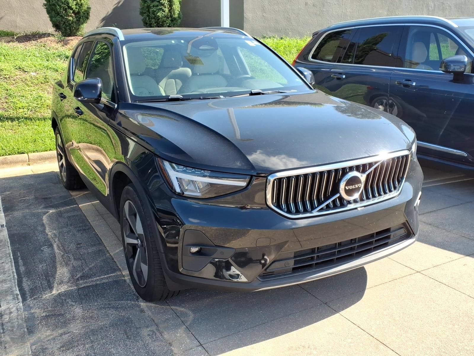 Used 2023 Volvo XC40 B5 Plus w/ Protection Package Premier AWD/4WD image 4