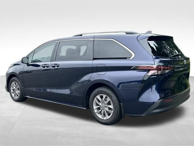 Certified 2023 Toyota Sienna LE FWD image 3