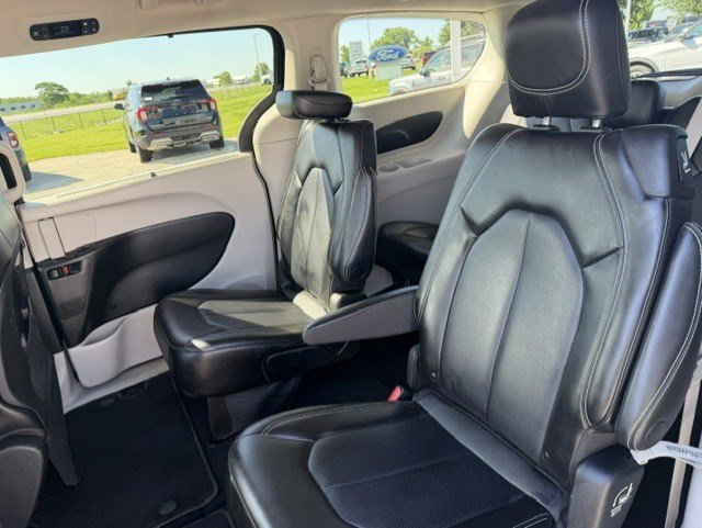 Used 2023 Chrysler Pacifica Touring-L FWD image 27