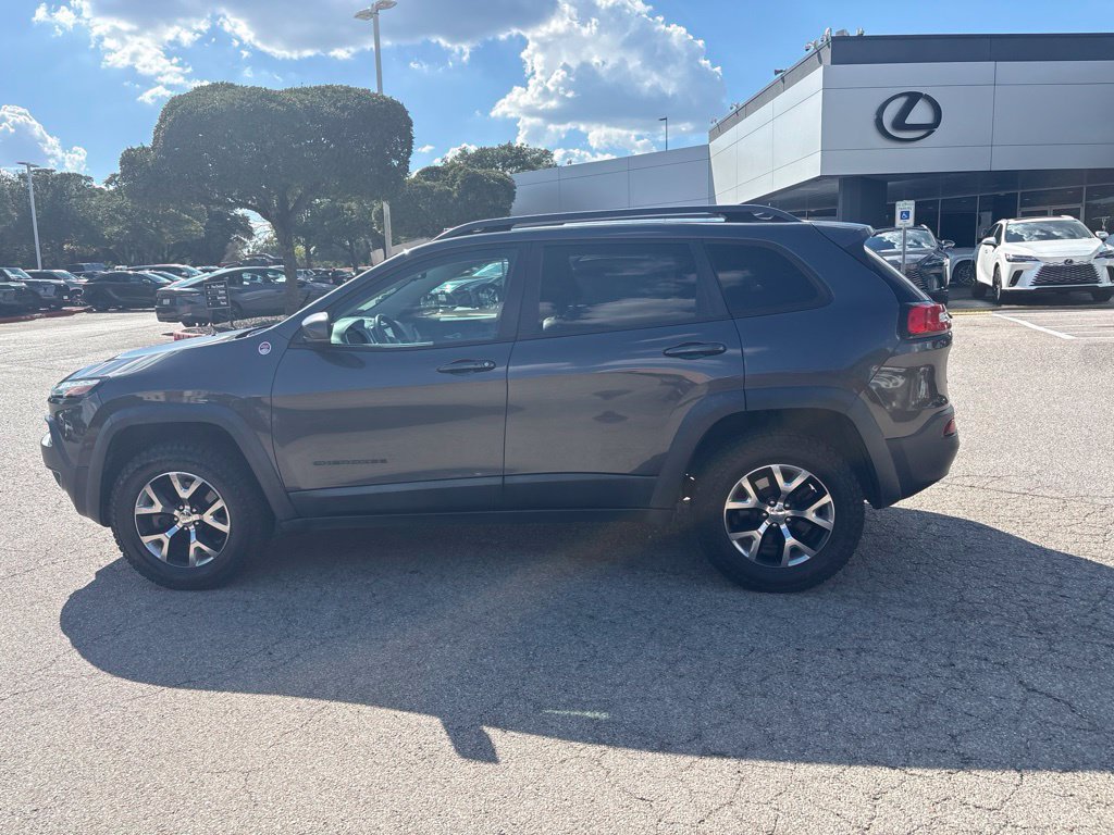 Used 2017 Jeep Cherokee Trailhawk AWD/4WD image 2