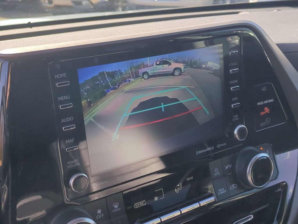 Used 2021 Toyota Highlander XLE image 19