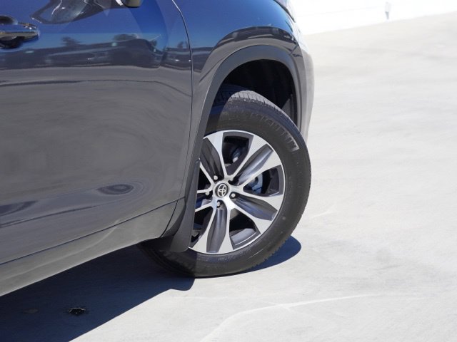Used 2024 Toyota Highlander XLE AWD/4WD image 9