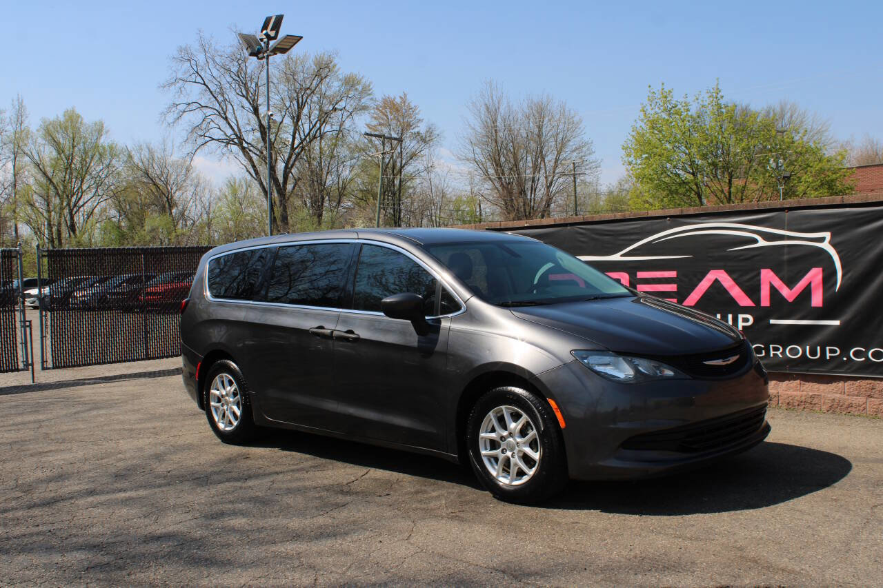 Used 2018 Chrysler Pacifica L FWD image 4