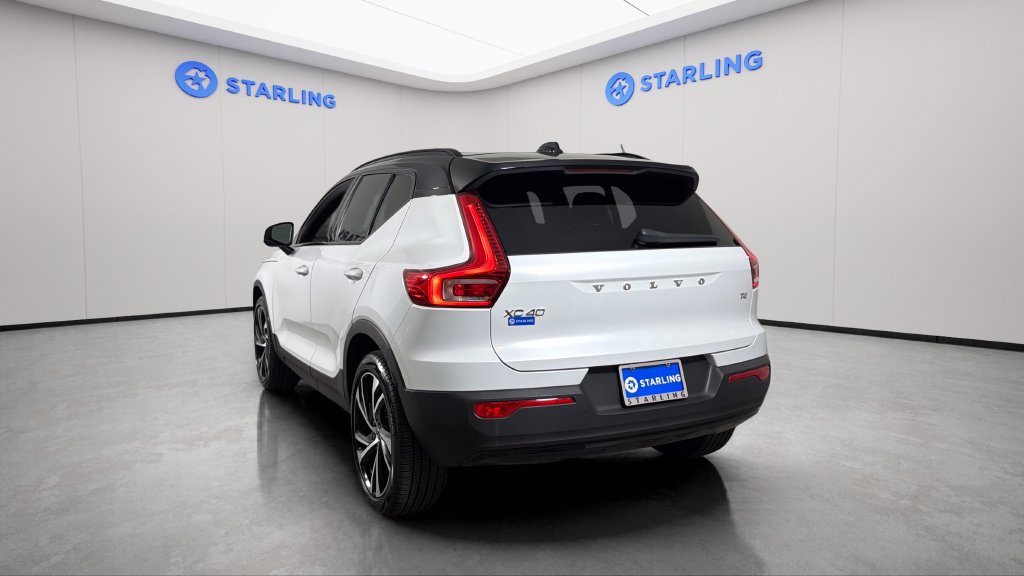 Used 2021 Volvo XC40 T4 R-Design w/ Advanced Package FWD image 6