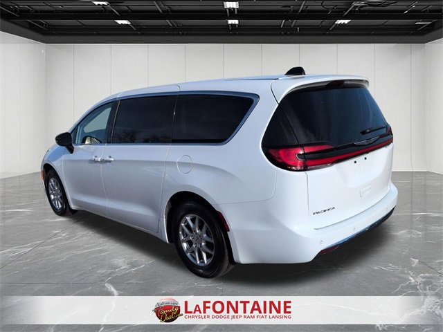 Certified 2024 Chrysler Pacifica Touring-L image 3