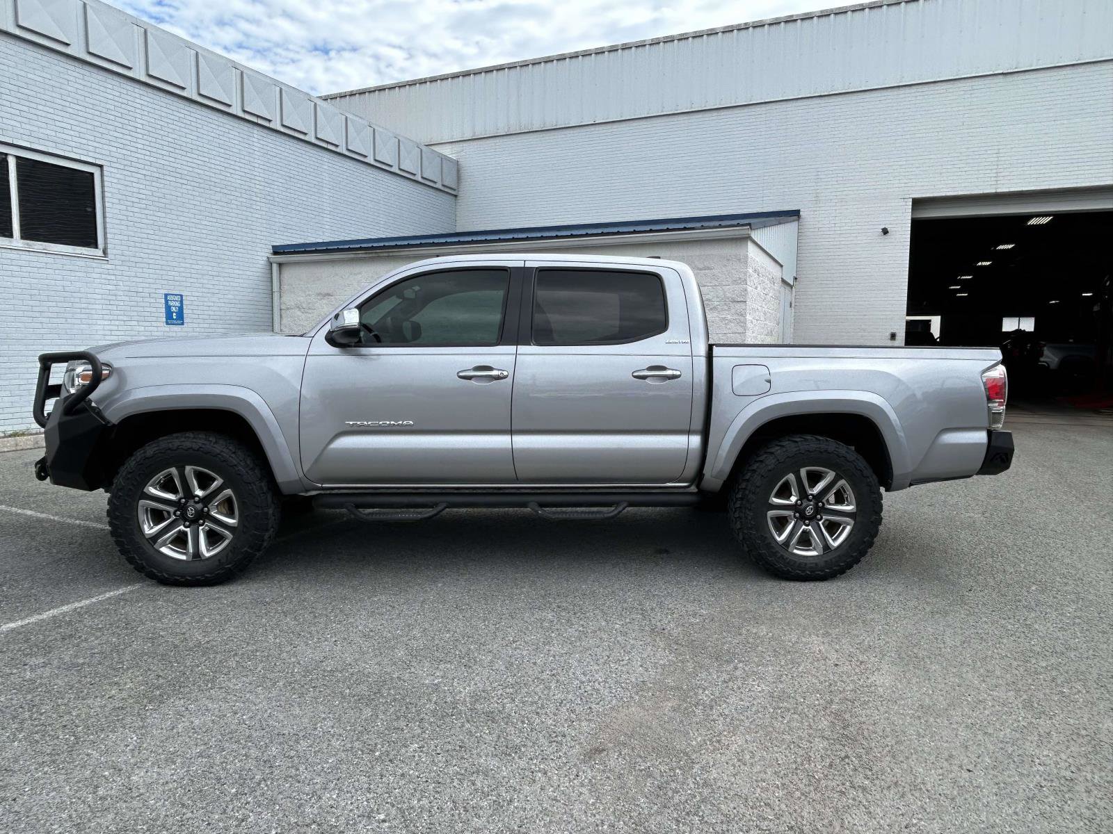 Used 2017 Toyota Tacoma Limited w/ Tow Package AWD/4WD image 6