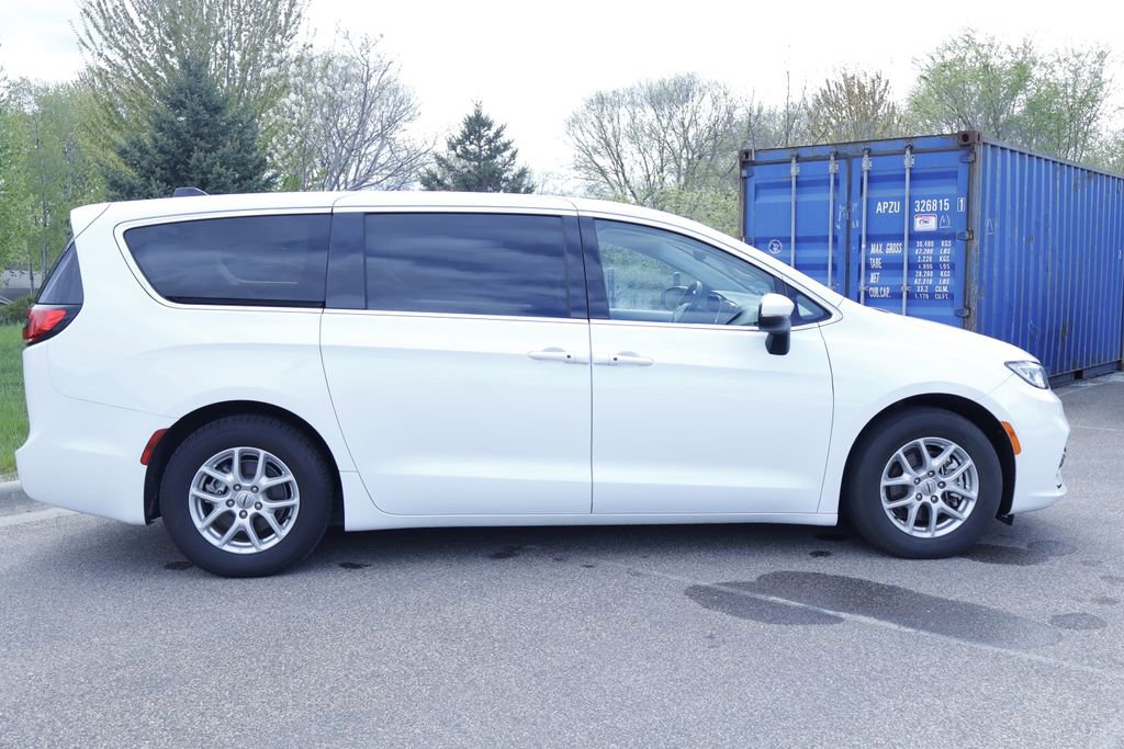 Certified 2023 Chrysler Pacifica Touring-L FWD image 8