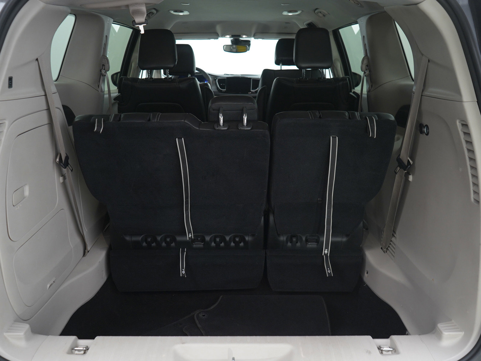 Used 2023 Chrysler Pacifica Touring-L image 9