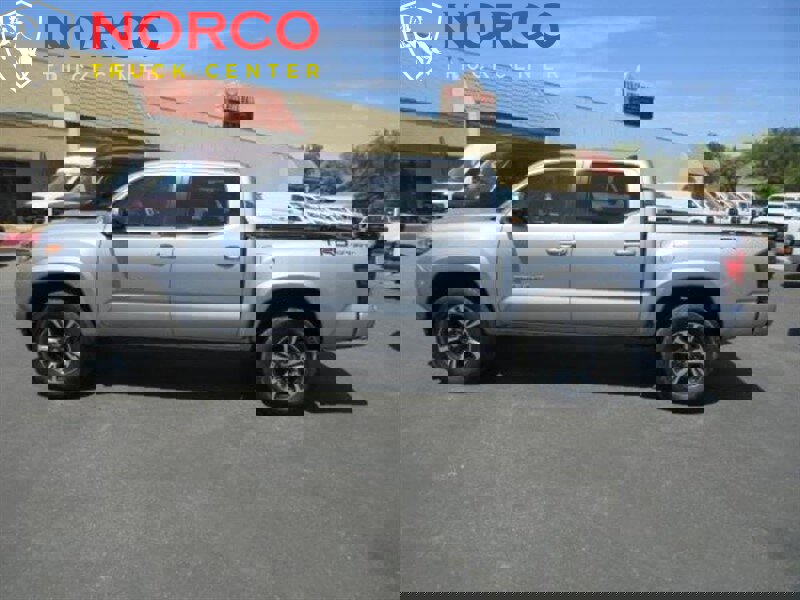 Used 2018 Toyota Tacoma TRD Sport w/ Technology Package image 4