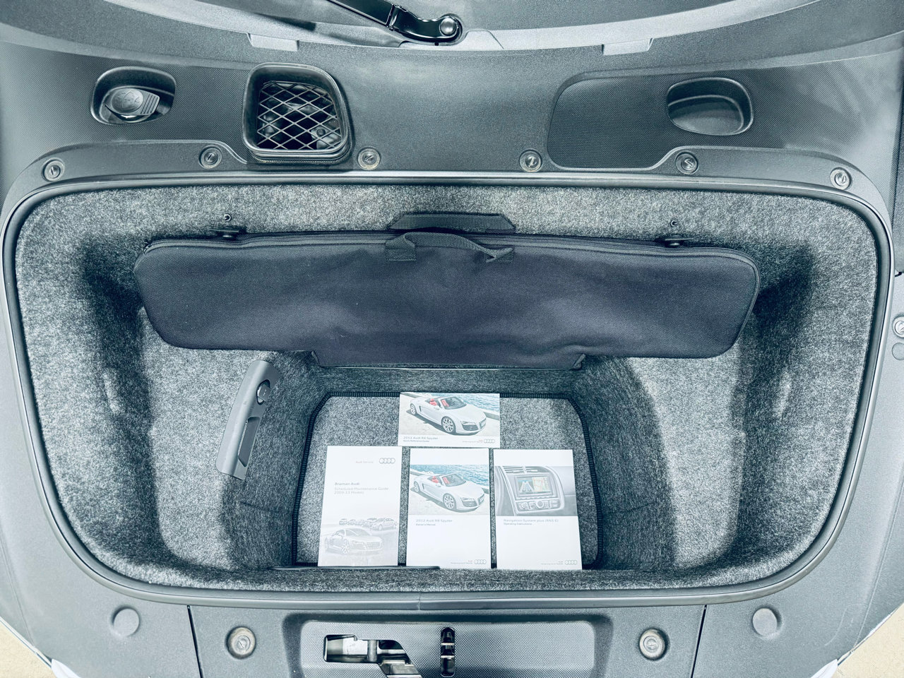 Used 2012 Audi R8 V10 w/ Enhanced Leather Pkg image 17