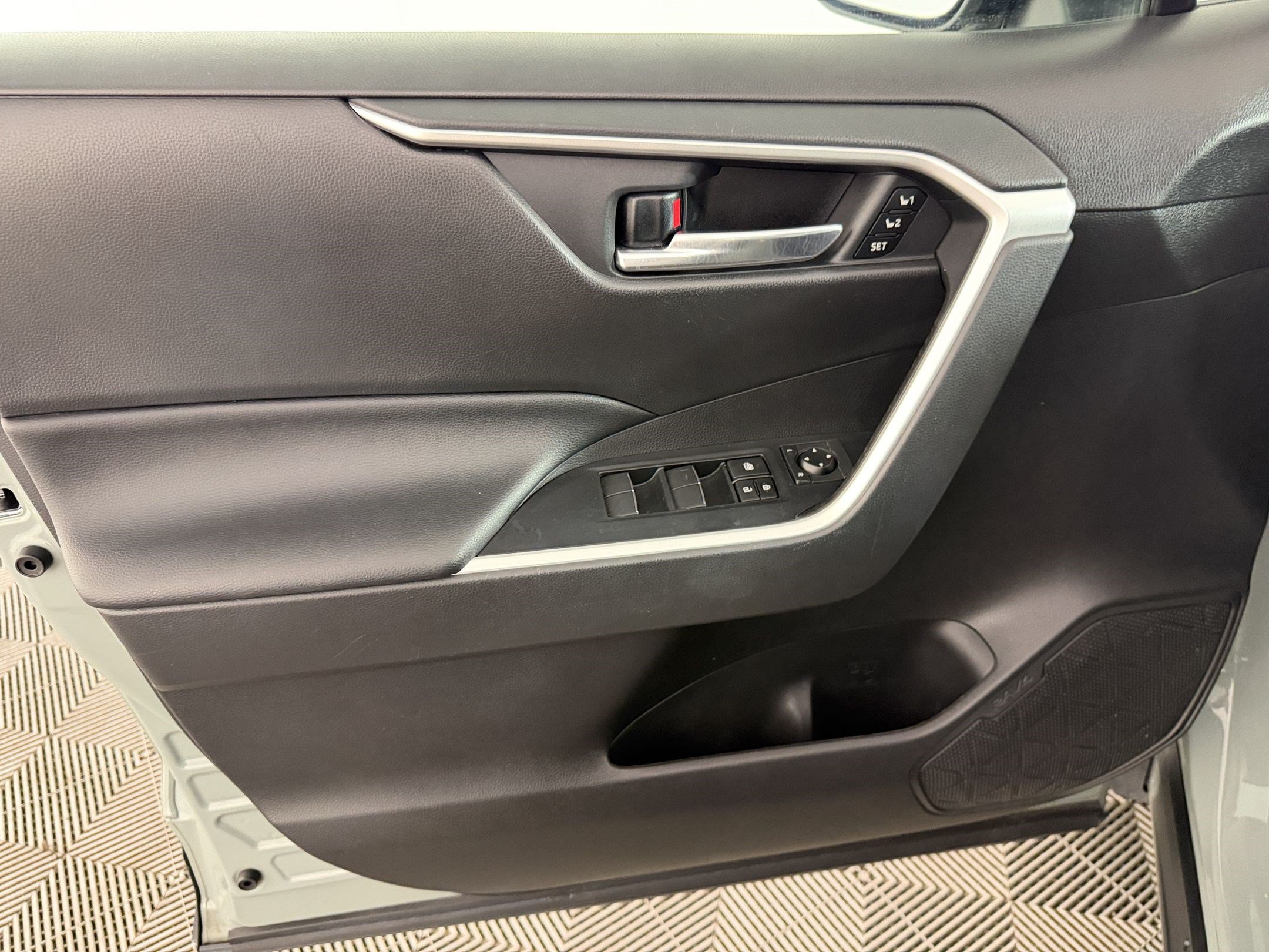 Used 2020 Toyota RAV4 XLE Premium FWD image 14