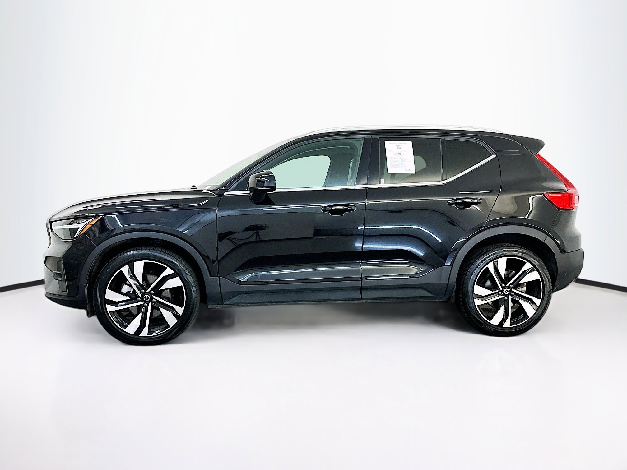 Used 2025 Volvo XC40 B5 Plus image 4