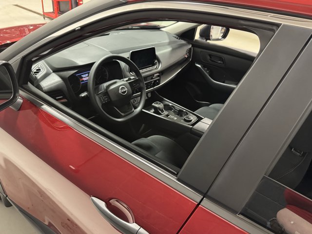 Used 2025 Nissan Rogue S AWD/4WD image 19