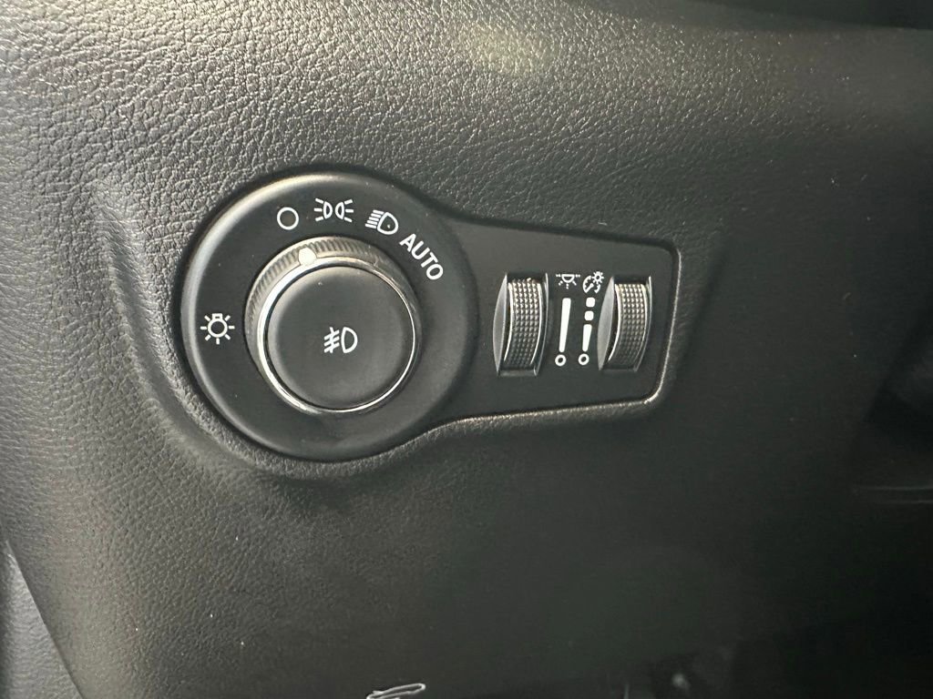 Used 2022 Jeep Compass Limited image 19