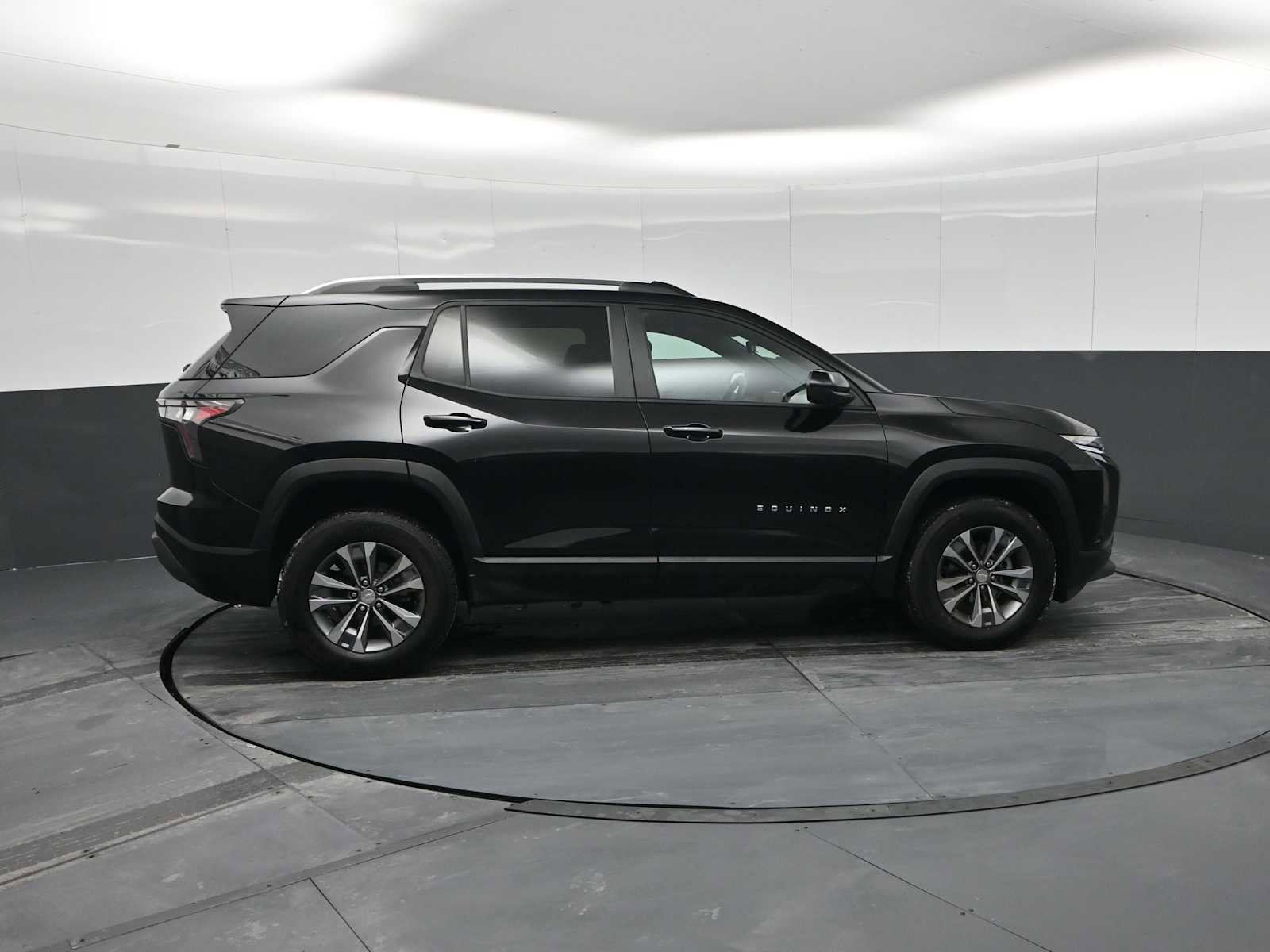 Used 2025 Chevrolet Equinox LT w/ Convenience Package II image 9