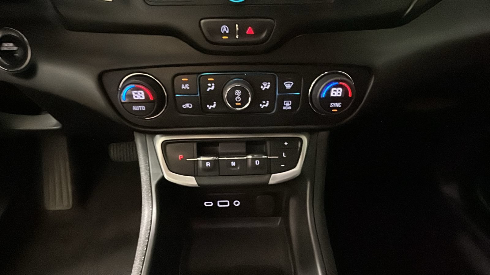 Used 2022 GMC Terrain SLE w/ Driver Convenience Package AWD/4WD image 26