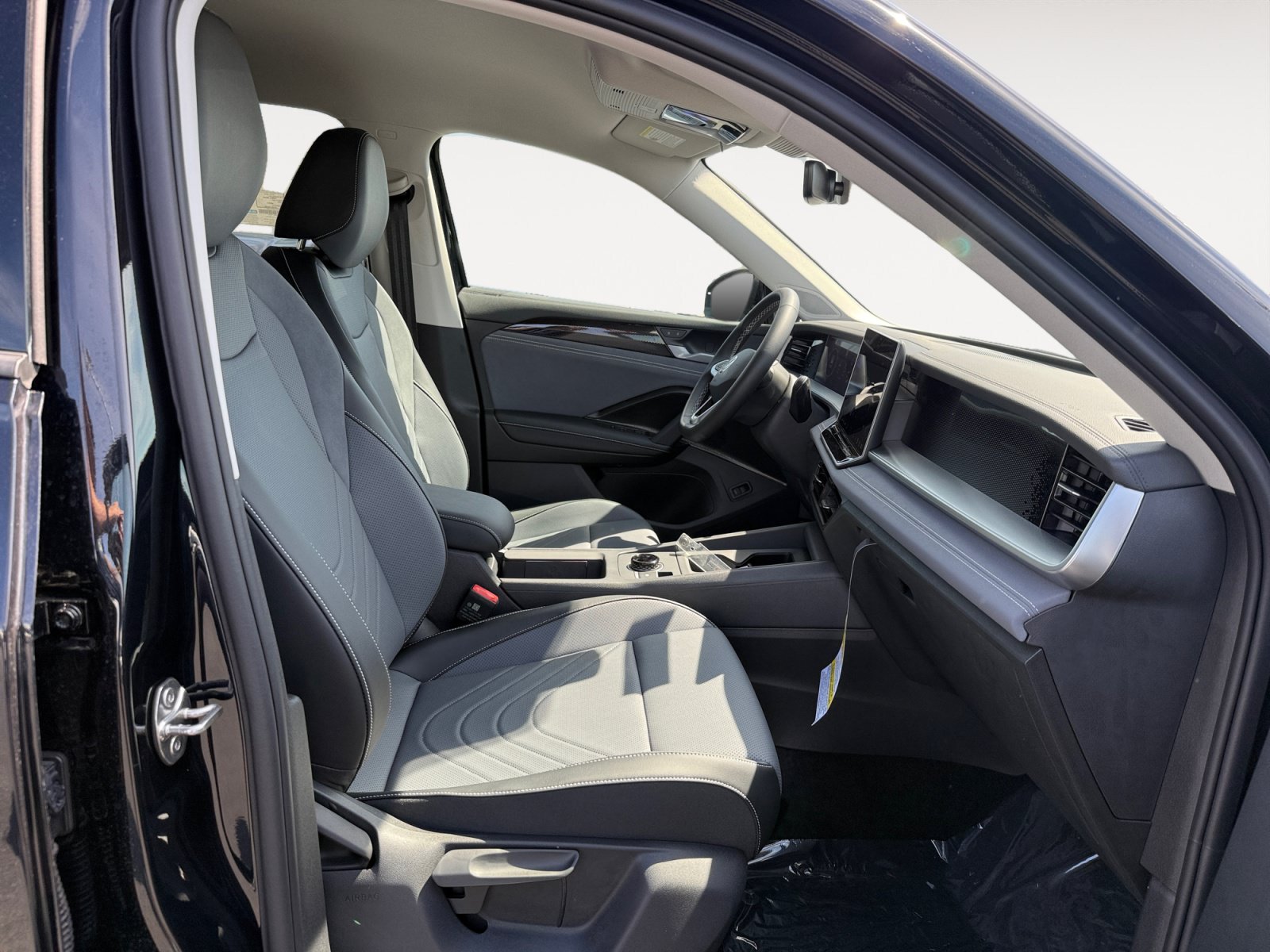 New 2026 Volkswagen Tiguan SE FWD image 19
