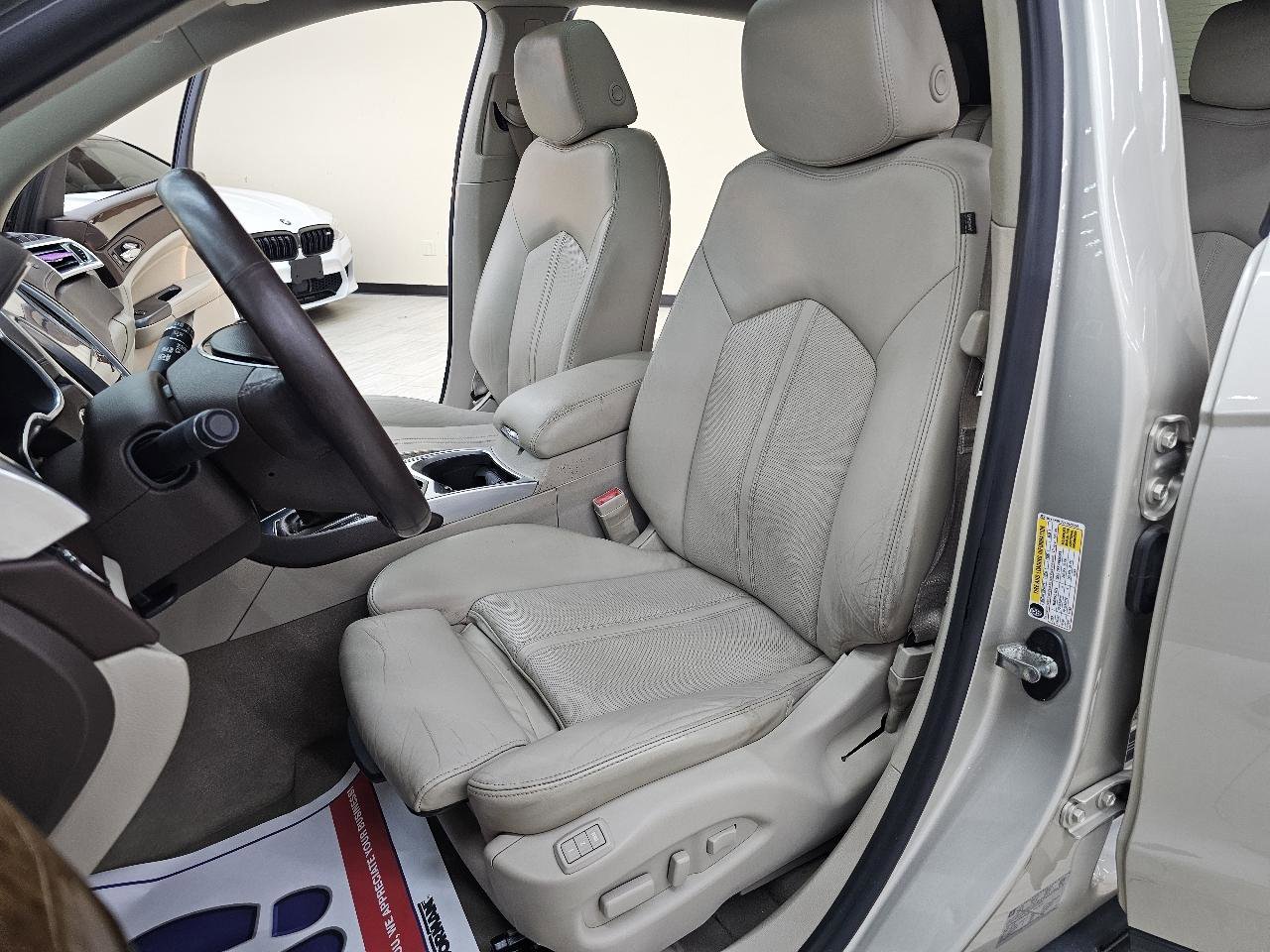 Used 2015 Cadillac SRX Luxury w/ Driver Awareness Package image 16