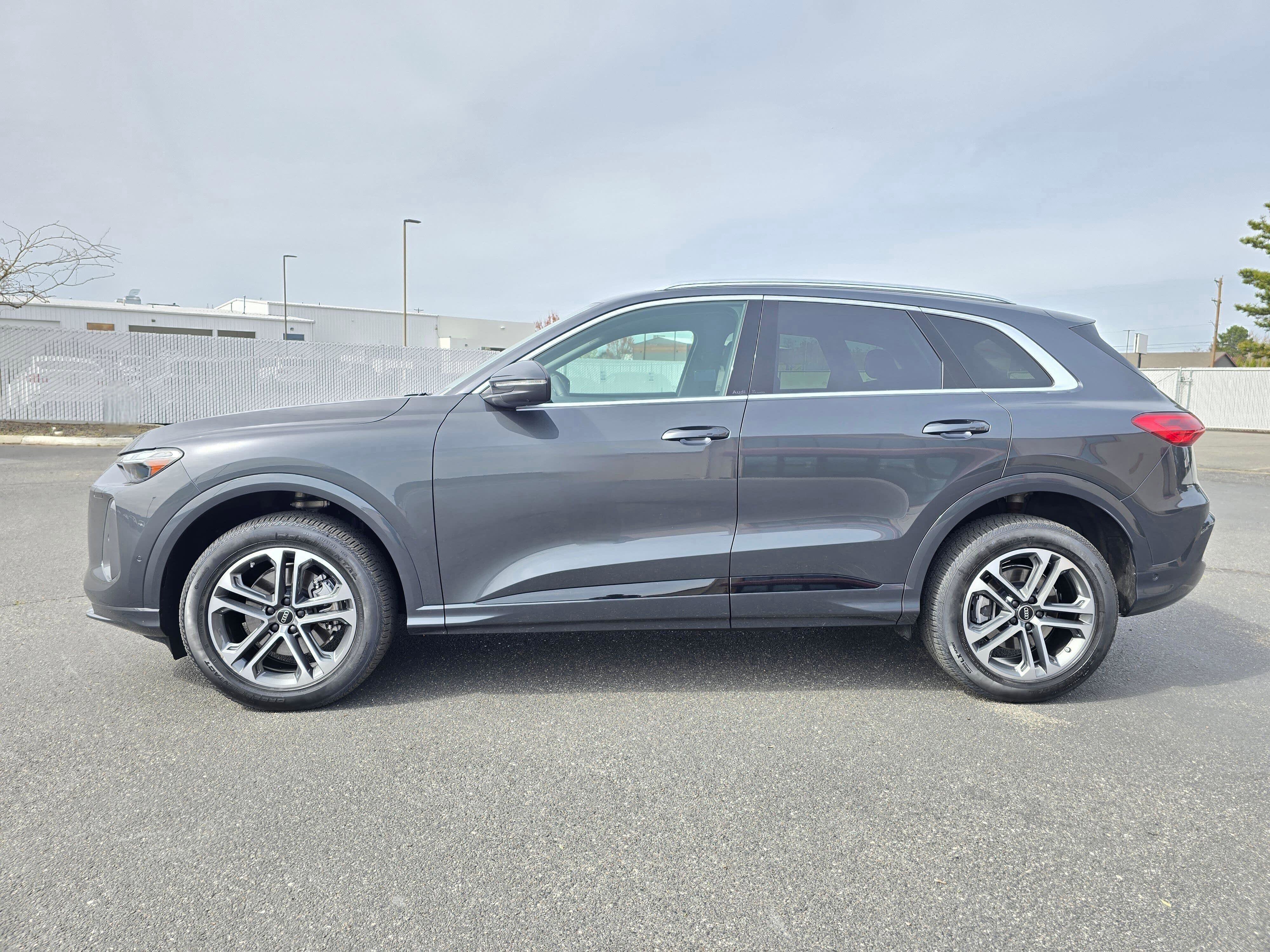Certified 2025 Audi Q5 Premium w/ Convenience Package AWD/4WD image 3