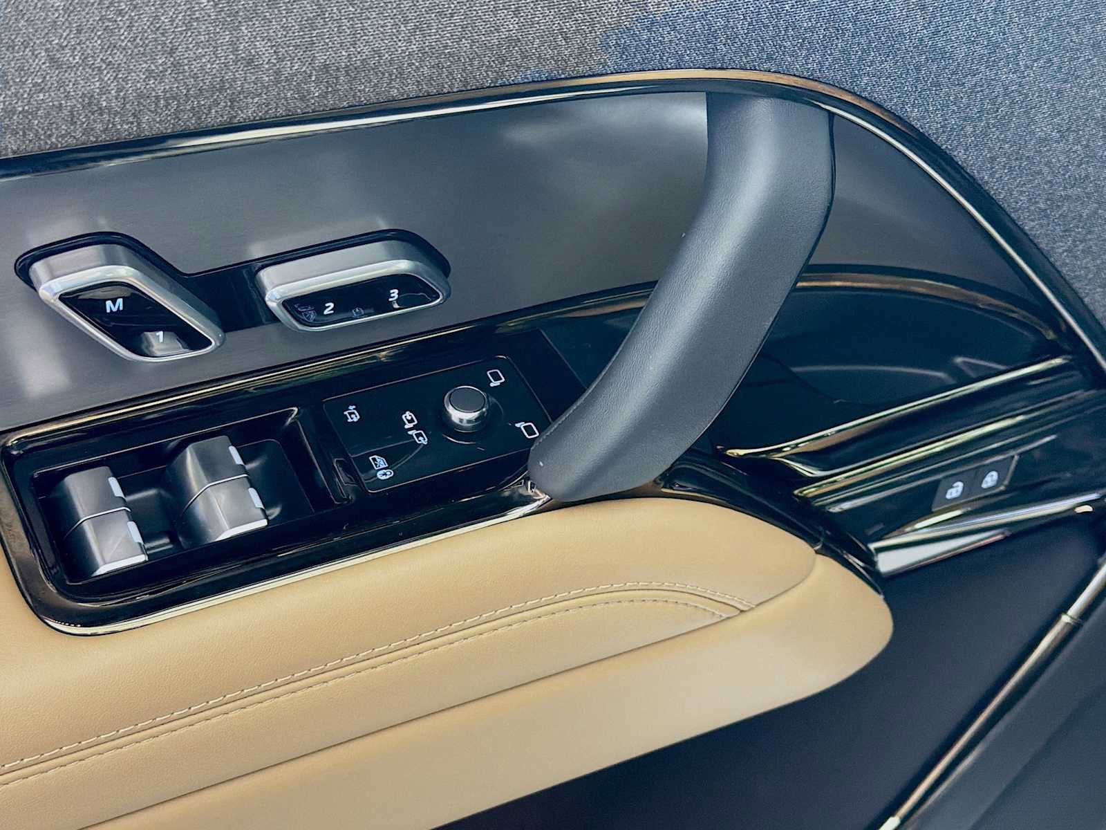 Used 2025 Land Rover Range Rover Sport SE image 19